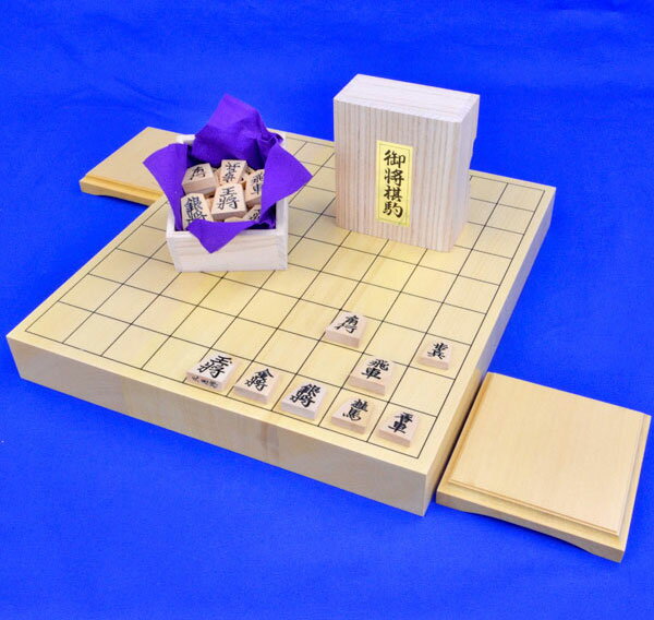 ■将棋盤：卓上将棋盤　ヒバ1寸5分ハギ【特売品】 ※多少とも訳あり品の将棋盤になります ・将棋盤の材質：木製ハギ造り　米ヒバ材 ・将棋盤のサイズ：横幅33cm×奥行36cm　厚み約4.5cm ■将棋駒：木製将棋駒　黄楊上彫駒 ■将棋駒台：卓上将棋盤用駒台　ヒバ1寸 　新品ですが少し訳ありの卓上将棋盤ヒバ1寸5分ハギ【特売品】と普及品の黄楊上彫駒と卓上将棋盤用駒台ヒバ1寸との木製将棋セットです。 　卓上将棋盤ヒバ1寸5分ハギは、米ヒバ材のハギ造りの厚みが1寸5分の一体式のテーブル用の卓上将棋盤です。やや明るめの白黄褐色系で緻密な木目の木製将棋盤です。こちらの将棋盤は埋め木やヒビあと・色むら・小フシ・小キズ・シミあと・目盛りの不出来など多少とも難あり品ですが通常の将棋対局には支障がないと当店にて判断した将棋盤で、その分リーズナブル価格になっております。将棋駒黄楊上彫駒は、シャム黄楊材で基本書体の彫り字の将棋駒です。 ※写真は見本の写真で、一面一面難点は違います。予めご了承くださいませ。 ※多少とも難あり品ですのでご神経質なお客様はご遠慮くださいますようお願い申し上げます。 ■ハギ造りの将棋盤 　ハギ造りの将棋盤とは、一枚板造りではなく、将棋盤の奥行きの長さがある角材を横に合わせて造った将棋盤の事です。ハギ造りの将棋盤は反り(そり)を防ぐ効果もあります。 　「1寸卓上将棋盤は手軽だけど少し物足りない、でも2寸卓上将棋盤は指し味良いけどやや扱い勝手が・・」という将棋ファンの方にお薦めの、少し訳あり特売品の中寸厚1寸5分厚のヒバ卓上将棋盤です。 　指し味を楽しめるお手頃価格の木製将棋駒として昭和時代から定番のシャム黄楊材の将棋駒です。将棋駒黄楊上彫駒は見やすい基本書体の彫り字で将棋駒の中心的な駒だといえます。普及品の黄楊上彫駒ですが指し味をお楽しみ頂ける普段使いの指し駒としてリーズナブルな木製将棋駒です。 　多少とも訳ありですがその分リーズナブルなヒバ1寸5分卓上将棋盤【特売品】と普及品の黄楊上彫駒とで手軽にしっかりした指し味をお楽しみ頂けるヒバ1寸5分卓上将棋盤セットです。