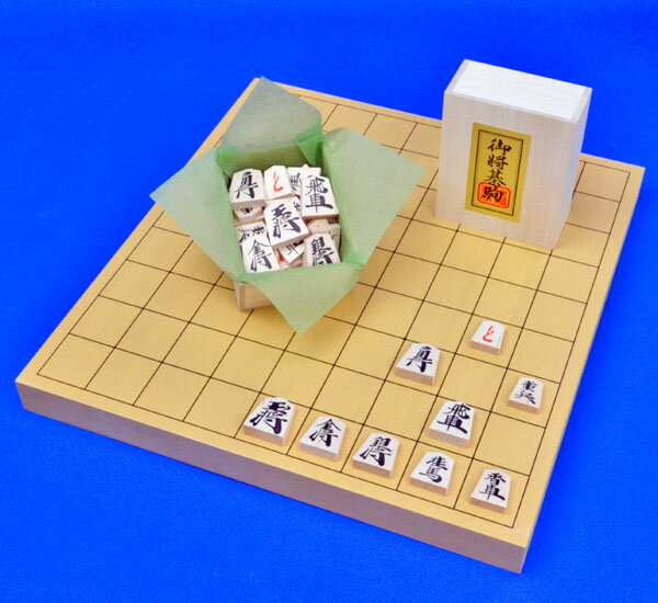 将棋セット　新かや1寸卓上将棋盤セット(木製将棋駒樺材優良押し駒) ■将棋盤：卓上将棋盤　新かや1寸ハギ ・将棋盤の材質：木製　新かや材(スプルース材) ・将棋盤のサイズ：横幅約33cm×奥行約36cm　厚み約3cm ■将棋駒：木製将棋駒　樺材　優良押し駒 　卓上将棋盤新かや1寸ハギと木製将棋駒樺材優良押し駒の木製将棋セットです。卓上将棋盤新かや1寸ハギはスプルース材の厚み1寸の卓上将棋盤です。やや明るめの白黄褐色系の色合いです。 ■ハギ造りの将棋盤 　ハギ造りの将棋盤とは、一枚板造りではなく、将棋盤の奥行きの長さがある角材を横に合わせて造った将棋盤の事です。ハギ造りの将棋盤は反り(そり)を防ぐ効果もあります。 　折将棋盤よりもしっかりした一体式の卓上将棋盤で正規の天面サイズがありますのでゆったりとした感じで将棋対局をお楽しみ頂けます。 　将棋駒樺材優良押しはやや軽量な押し字の木製将棋駒で表面の字が黒字で裏面の字は朱字なので、将棋のルールの「成る」をこども様や将棋入門者が覚えるのに便利な将棋駒です。 　手軽でも見やすい字の木製将棋駒との手軽な新かや1寸卓上将棋盤セットです。