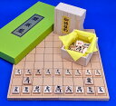 将棋セット　 新桂5号折将棋盤セット(木製将棋駒新槙書き駒) ■将棋盤：折将棋盤　新桂5号 ・将棋盤の材質：木製　新桂材(アガチス材) ・将棋盤のサイズ：横幅30cm×奥行33cm　厚み約1.3cm ■将棋駒：木製将棋駒　新槙書き駒 　折将棋盤新桂5号と木製将棋駒新槙書き駒との木製の折将棋盤セットです。薄めの手軽な折将棋盤とやや軽量な草書の書き駒（裏朱字）との将棋セットです。 ■折将棋盤の造り 　将棋対局時に蝶番でテーブルに傷が付くのを少しでも防ぐ為に、折将棋盤を広げても完全に平らな状態ではなく、将棋盤の中央部分が少し浮くような造りになっています。 　折将棋盤新桂5号は天面サイズと厚みを少し小さくしているタイプの携帯に便利な折将棋盤です。将棋駒新槙書き駒は普及品の木製将棋駒でやや軽量な草書の書き駒です。手軽な折将棋盤と手軽な木駒との木製の将棋セットです。 将棋駒台　折将棋盤用駒台　新桂