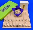 将棋セット　新桂5号折将棋盤セット(木製将棋駒黄楊上彫駒) ■将棋盤：折将棋盤　新桂5号 ・将棋盤の材質：木製　新桂材(アガチス材) ・将棋盤のサイズ：横幅30cm×奥行33cm　厚み約1.3cm ■将棋駒：木製将棋駒　黄楊上彫駒 　折将棋盤新桂5号と木製将棋駒黄楊上彫駒との木製の折将棋盤セットです。薄めの手軽な折将棋盤と指し味良い基本書体の彫り字の木製将棋駒の将棋セットです。 ■折将棋盤の造り 　将棋対局時に蝶番でテーブルに傷が付くのを少しでも防ぐ為に、折将棋盤を広げても完全に平らな状態ではなく、将棋盤の中央部分が少し浮くような造りになっています。 　折将棋盤新桂5号は天面サイズと厚みを少し小さくしているタイプの携帯に便利な折将棋盤です。将棋駒黄楊上彫駒は指し味を楽しめる普及品の黄楊上彫駒です。 　普及タイプの黄楊上彫駒と手軽な折将棋盤との少し指し味にこだわった新桂5号折将棋セットです。 将棋駒台　折将棋盤用駒台　新桂