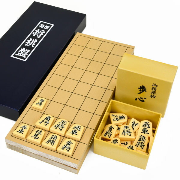 将棋セット　 小型新桂4号折将棋盤セット(プラ将棋駒歩心※裏黒字か裏朱字の選択式) ■将棋盤：小型折将棋盤新桂4号 ・将棋盤の材質：木製折盤　新桂材(アガチス材) ・将棋盤のサイズ：横幅26cm×奥行30cm　厚み約1.2cm ※将棋盤の正規の天面サイズ：横幅33cm×奥行36cm ■将棋駒：プラスチック将棋駒　歩心 （裏黒字か裏朱字） 　木製折りたたみ式の小型折将棋盤新桂4号とプラスチック将棋駒歩心（裏黒字か裏朱字の選択式）との将棋セットです。 ●ご希望の将棋駒をプルダウンメニューでご選択下さい 　裏黒字はスタンダードなタイプの将棋駒で、裏朱字は将棋初心者の方が将棋のルールの「成る」を覚えるのに便利です。 ■折将棋盤の造り 　将棋対局時に蝶番でテーブルに傷が付くのを少しでも防ぐ為に、折将棋盤を広げても完全に平らな状態ではなく、将棋盤の中央部分が少し浮くような造りになっています。 　小型折将棋盤新桂4号は正規の将棋盤よりも天面サイズがかなり小さいタイプの将棋盤なので、将棋駒を置いた時に升目にあまりゆとりがなく、ご自宅用というよりは携帯向きの折将棋盤です。 　時折市販されている安価な将棋セットに付いていたプラ将棋駒（裏黒字か裏朱字の選択式）の大きさがあまりにも小さくて字も少し雑だったと購入したお客様からお聞きすることもあります。こちらの将棋セットについているプラ将棋駒歩心は通常の将棋駒に比べてもそれほど小さい将棋駒ではなく、指し味も少し楽しめて見やすい基本書体の彫り字の将棋駒です。 　こちらの将棋セットはご自宅での将棋対局用としては将棋盤の天面が小さくて少し物足りないかもしれませんが安さがウリの将棋セットです。携帯用将棋セットでもマグネット将棋セットでは気持ちが乗らないというお客様にもおすすめのあまりかさばらない携帯便利な木製の小型の将棋セットです。 将棋駒台　折将棋盤用駒台　新桂