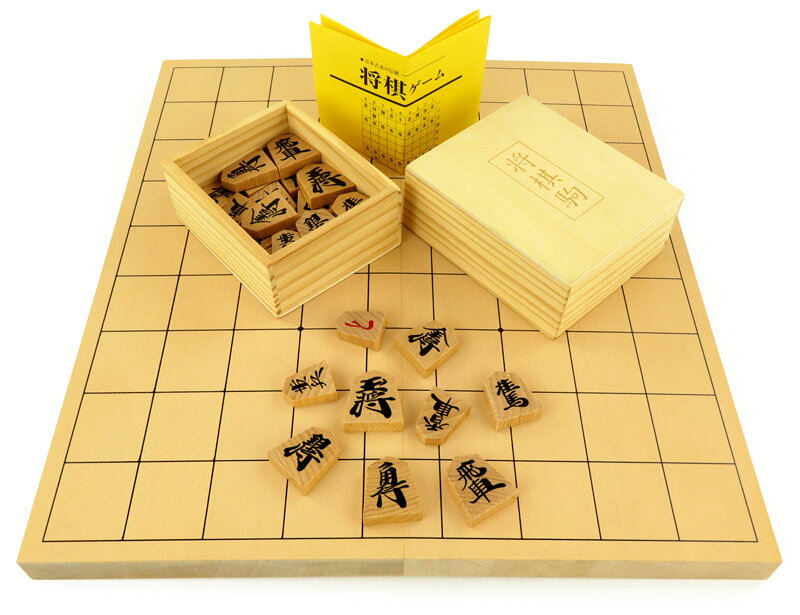 　訳あり特価品の木製新桂7号折将棋盤と木製普及将棋駒（チーク材・印字）の将棋セットです。将棋対局には支障がないと当店が判断した折将棋盤ですが、ヒビあと・シミあと・変形・メモリの切れやにじみ・色むら・過度に目につく木癖・あてキズなど、通常品では販売しづらい訳あり品の木製7号折将棋盤です。 ■折将棋盤の造り(※完全な平面にはなりません) 　折将棋盤は折りたたみ式にする為に将棋盤の裏面に金属製の蝶番を付けています。将棋対局をする時に蝶番でテーブルに傷が付くのを少しでも防ぐ為に、折将棋盤を広げても完全に平らな状態ではなく、裏面に蝶番のある将棋盤の中央部分が少し浮くような造りになっています。 ※こちらの木製将棋駒は量産品の普及将棋駒で、字の不出来・駒木地の欠け・成形の不具合など多少ともございます。予めご了承くださいますようお願い申し上げます。 ※将棋盤は写真の現品をお届けさせて頂きます。将棋盤単品の写真をクリックして頂ければ大きい写真をご覧いただけますのでご確認くださいませ。 ※訳あり品につきご神経質なお客様はご遠慮下さいますようお願い致します
