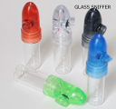 スニッファ部分はアクリル、 ボトルはガラスでできた カラフルなスケルトンカラーのスニッファー スニッフするときは本体のつまみを回すだけで 一定量だけスニッフできる仕組み、 ストローとか使わずにスニッフできる優れもの。 ■スペック ■サイズは70mm、直径20mm ■素材：アクリル、ガラス■2本でワンセットです■カラーの選択はできません。■一定方向に回し続けるとオーリングのゴムの慣性で回らなくなります。 ■コチラの商品はメール便の利用ができません。アクリルのスニッファーとガラスのボトルがワンセット、 つまみを回して直接吸引できる優れもの！合法な嗅ぎタバコを使って遊びましょう。