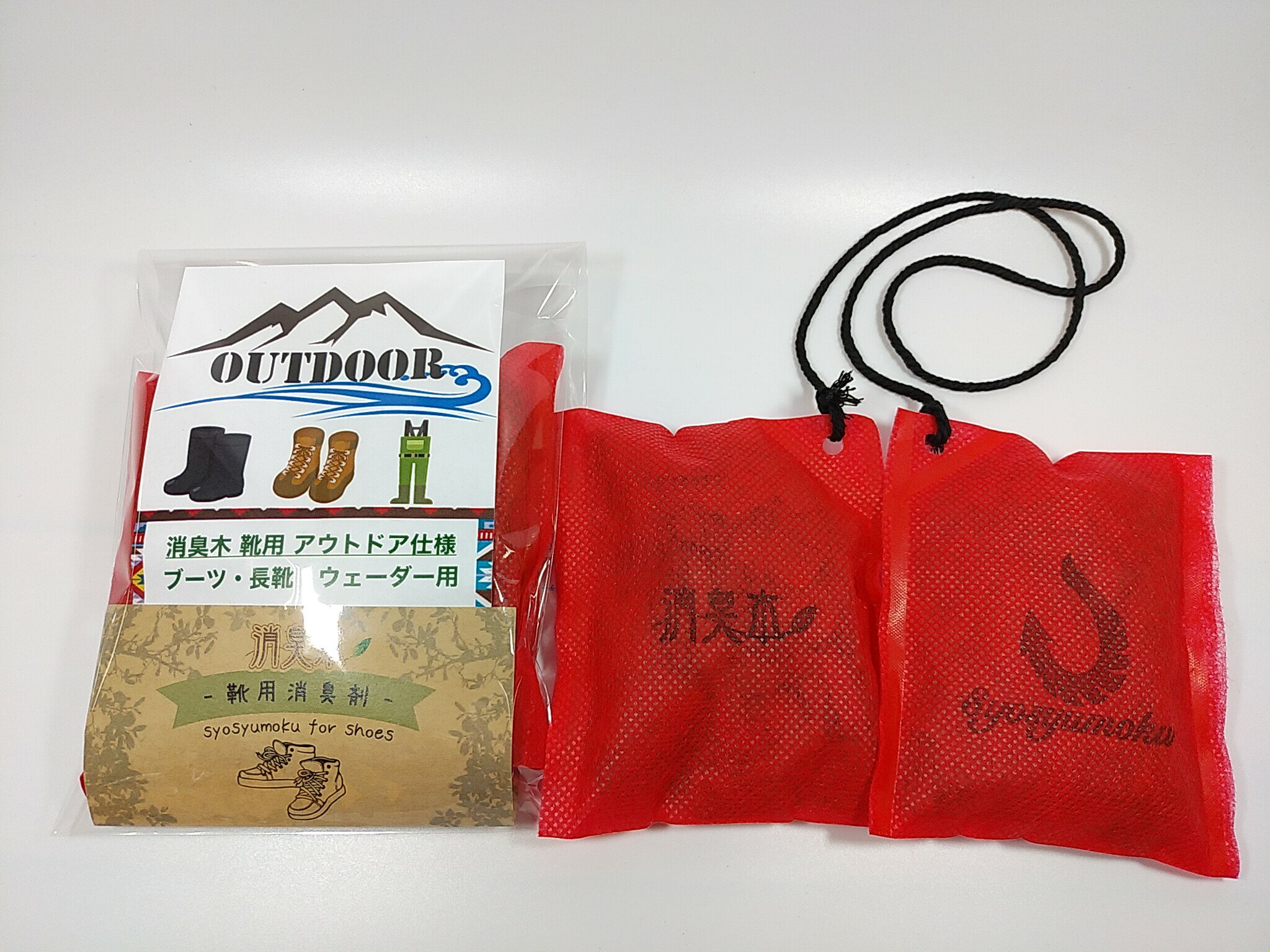 楽天消臭木本舗【消臭木 靴用 outdoor RED】25g×2ヶ 桧チップ フィッシュフック柄 靴専用の消臭剤 アウトドア仕様 ブーツ 長靴 ウェーダー 靴 釣り サーフ 砂浜 渓流 河川 キャンプ 強力消臭 抗菌 消臭剤 天然木100％ オーガニック 天然成分 ナチュラル 木の香り ひのき ウッドチップ