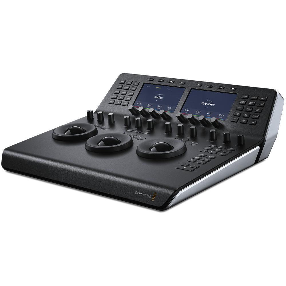 ■ 特長 DaVinci Resolve用のコンパクトなプロ仕様のハードウェアコントロールパネル DaVinci Resolve Mini Panelは、頻繁に編集とカラーグレーディング作業の両方を行うエディターやカラリストに最適です。 パネルを持って、仕事先を次々と移動するフリーランスのカラリストにも理想的な製品です。 ■ 主な特長 ・ 可変的なコントロールが可能な3つの繊細なトラックボール ・ 重要なツールの操作を行う12個の繊細なコントロールノブ ・ パネル上部の2枚の5インチLCDスクリーン ・ 8個のソフトツマミ、ソフトボタン ・ ツールセットの切り替え、ノードでの作業、スチルの呼び出し、タイムラインのナビゲーションのための専用キー ■ 仕様 【接続】 コンピューターインターフェース USBタイプC イーサネット イーサネット接続（10/100/1000 BaseT、PoE対応） x1 イーサネット接続（10/100/1000 BaseT） x1 電源 IEC C14主電源入力 x1 +12V DC入力（4ピン） x1 PoE対応イーサネット x1 【電源条件】 電源 内蔵100-240V AC 1.5A 50/60Hz、IEC C14主電源入力。 使用電力 最大17W 【オペレーティングシステム】 Mac 10.15 Catalina またはそれ以降のバージョン Windows 10（64-bit） Linux CentOS 7.3 またはそれ以降のバージョン 【作動環境】 作動温度 0°〜40°C（32°〜104°F） 保管温度 -20°〜60°C（-4°〜140°F） 相対湿度 0%〜90%（結露なし） 【保証】 1年限定メーカー保証 ■ 同梱品 ・ DaVinci Resolve Mini Panel ・ DaVinci Resolve Studioアクティベーションキー