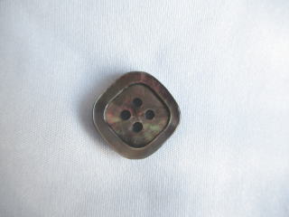 四角い貝ボタン　黒　2.1角（21mm）四つ穴ボタン
