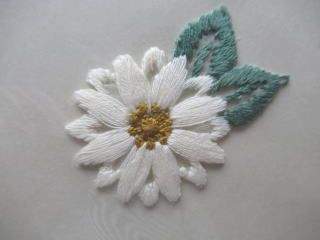 白いお花の刺しゅうワッペン　W904