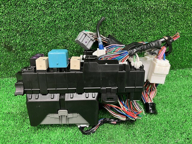 【中古】 タント L385S ヒューズボックス L 4WD 89221-B2060 82600-B2251 T22