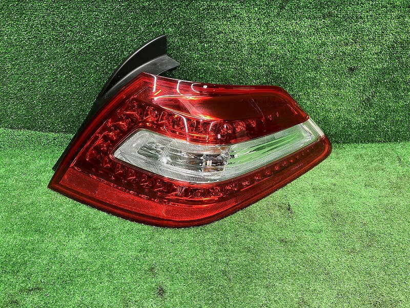 【中古】 ティアナ TNJ32 右テールランプ・テールライト 250XE4 スタンレー P7271 26550-JN20A LAA