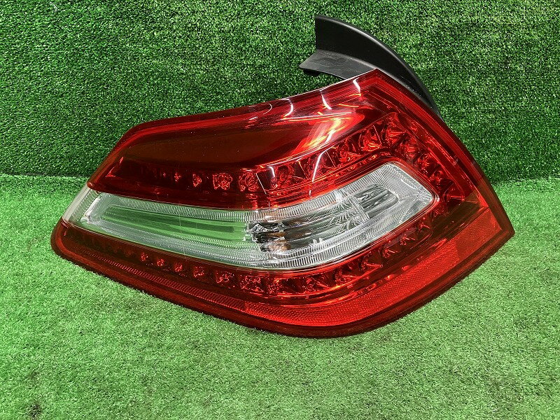 【中古】 ティアナ TNJ32 左テールランプ・テールライト 250XE4 スタンレー P7271 26555-JN20A LAA