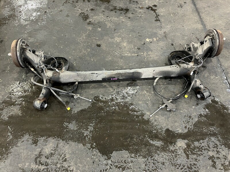 【中古】 ヴィッツ KSP130 リアアクスルビーム ジュエラ 42101-52212 3S7
