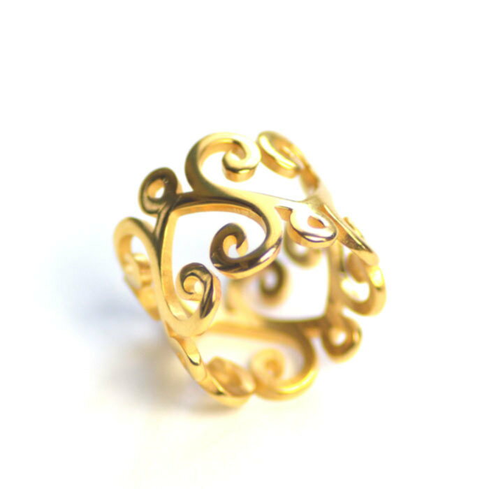 ゴールドリング サージカルステンレス製アラベスク調デザインワイドゴールドカラーリング 金属アレルギ..