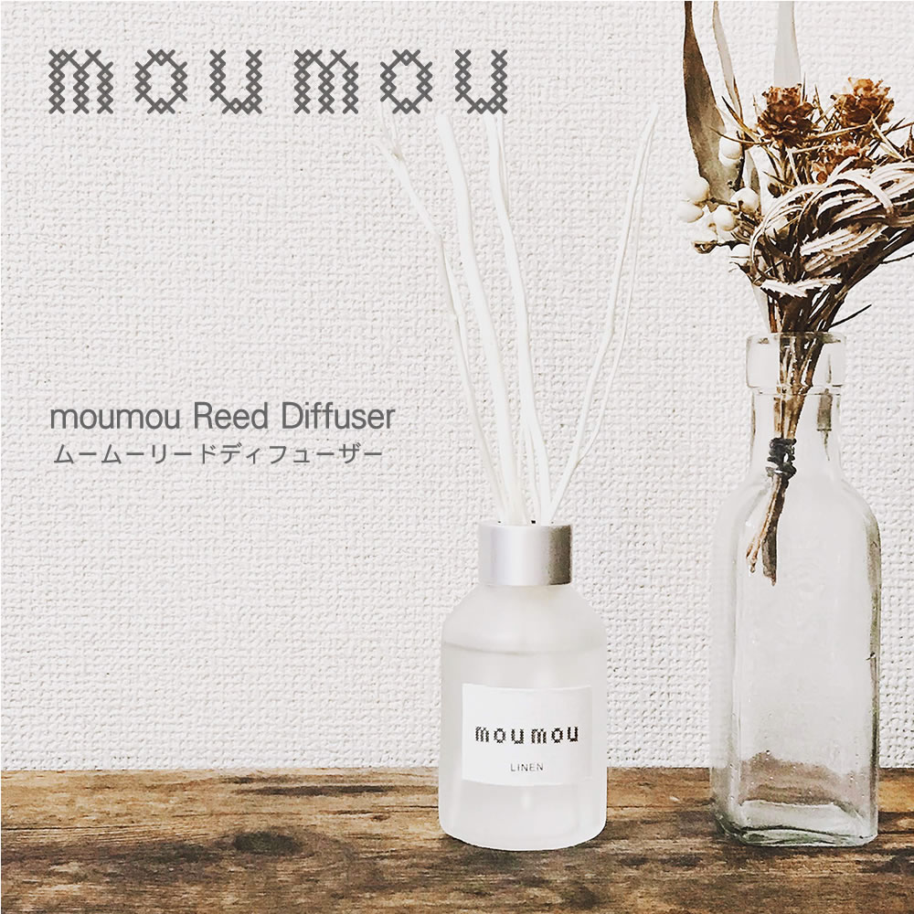 【商品名（JAN）】 moumou　リードディフューザー　ウール（4904872005285） moumou　リードディフューザー　コットン（4904872004486） moumou　リードディフューザー　シルク（4904872004493） moumou　リードディフューザー　リネン（4904872004509） 【商品サイズ（約）】 本体サイズ：Φ53×H250mm パッケージサイズ：W72×D61×H255mm 【内容量】 100ml 【製造国】 中国 【商品情報】 本商品は、mou mouの「ファブリックのような香り」をデザインコンセプトに、 香りだけでなく“見た目”“手触り”“空間へのなじみ”までも考慮しています。 ラベルには本物の布地をあしらい、天然柳のリードスティックによって香りがやさしく、穏やかに広がります。 主張しすぎない香りが、リビング・寝室・玄関など住まいのさりげないアクセントに。 ≪レビューキャンペーンの注意事項≫ ・商品の到着後、「商品レビュー」をご投稿ください。 ・当店にてレビューを確認後、プレゼントの発送手配をいたします。 　※休業日を挟む場合は発送までにお時間をいただく場合がございます。 ・ご購入時にご登録いただいたご住所へお送りいたします。 　住所の誤り・転居等によるお届け不可の場合、再発送はできませんのでご注意ください。 ・投稿いただいたレビュー内容は、今後の商品開発やサイト掲載などでご紹介させていただく場合がございます。 ・本キャンペーンは 予告なく終了・内容変更となる場合 がございます。あらかじめご了承ください。 広告文責 株式会社リーブコーポレーション／TEL：0297-70-2977（受付時間：平日10:00～17:00）住所：茨城県取手市戸頭2-6-3 発売元 株式会社大香 区分 日本製／化粧品