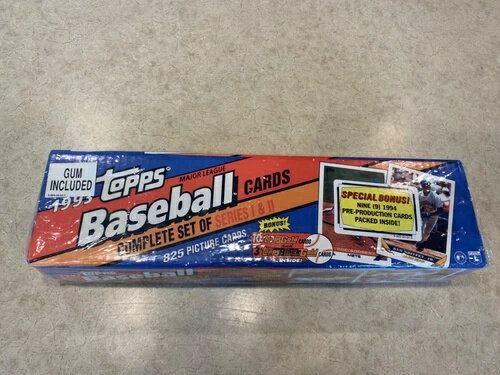 1993 Topps Baseball Sealed Factory Set Complete Derek Jeter RC 1-825 Gold Cards◇商品の仕様◇スポーツ 野球◇注意事項◇※以下の注意事項をご理解のうえ、ご購入ください※◆ 未開封ボックスについて当店で取り扱っているトレーディングカードボックスは、全て未開封の状態で仕入れております。外装（シュリンクや箱など）には、製造・輸送時に伴う軽微なダメージが生じる場合がございます。シュリンクの浮きやヨレ外箱のへこみ・スレ・小さな破れ製造段階での外装の個体差なお、外装の状態に関するご要望（完璧な美品など）には対応できかねる場合がございますので、予めご了承ください。※オールドパック／絶版ボックスについて年代物や絶版商品の場合、経年による外箱の劣化やシュリンクの変色・破損がある場合がございます。コレクション目的の方は、画像・説明文を十分ご確認のうえご購入ください。◆ 在庫状況について当店の商品は海外から取り寄せております。ご購入のタイミングによっては在庫切れとなる場合がございます。その際はご連絡のうえ、ご注文をキャンセルさせていただく場合がございます。◆ ご注文後のキャンセルについてご注文と同時に商品のお取り寄せを開始するため、お客様都合によるキャンセルは承っておりません。◆ 配送についてお届けまでに通常2〜3週間ほどかかります。海外の祝日や天候、税関手続きにより通常より配送が遅れる可能性がございます。◆ 保証について商品説明に英語で「保証（warranty）」と記載があっても、日本国内では適用されませんのでご了承ください。当店では、商品到着後7日以内の初期不良に限り、対応させていただきます。◆ 商品の色・素材感について撮影環境やモニター設定により、実際の商品と色味や質感が異なる場合がございます。◆ 価格変動について希少性の高い商品は市場価格の変動により追加料金をお願いする場合がございます。追加料金に同意いただけない場合、ご注文のキャンセルが可能ですので、ご希望の際はお申し付けください。◆ その他サービスについて海外製品の輸入代行も承っております。ショップに掲載されていない商品でもお探し可能ですので、お気軽にご相談ください。業者販売（業販）や複数購入の場合、割引対応も可能です。ご希望の方はお問い合わせください。