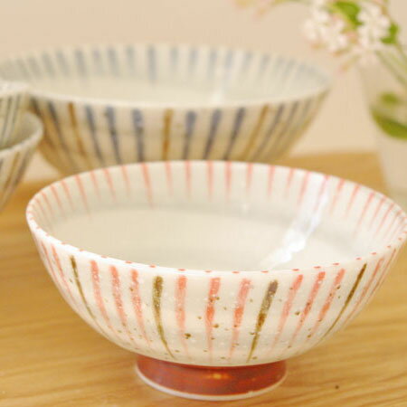 刷毛巻十草 赤 丸型ご飯茶碗 11 5cm 茶碗 お茶碗 和の茶碗 和食器 夫婦茶碗 飯碗 おちゃわん 茶わん ライスボウル おしゃれ 磁器 日本製 かわいい カフェ風 夫婦茶碗 かわいいおしゃれ通販