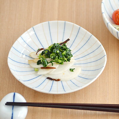 【最大2000円OFFクーポン6/4 20:00～6/11 1:59】和食器 三角3.5寸小皿 二色十草小皿 醤油皿 漬物皿 薬味皿 菓子皿 副菜皿 おつまみ皿 和食器 銘々皿 お皿 プレート 和皿 おしゃれ カフェ風 シンプル 和風 和柄 豆皿のサムネイル