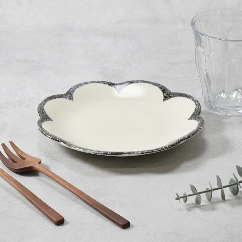【最大2000円OFFクーポン 〜6/27 1:59】中皿 16.5cm 茉莉花 まつりか 花型 和食器和食器 おしゃれ 和モダン シンプル かわいい 可愛い プレート お皿 皿 食器 中皿 取り皿 ケーキ皿 サラダ皿 デザートプレート パン皿