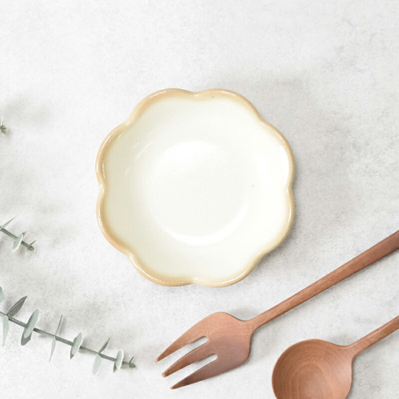 【最大2000円OFFクーポン10/14 20:00〜10/17 09:59】小皿 10.4cm 嶺花 りょうか ベージュ 花型 和食器和食器 磁器 日本製 美濃焼 おしゃれ 和モダン シンプル シック プレート お皿 皿 食器 小皿 醤油皿 薬のサムネイル