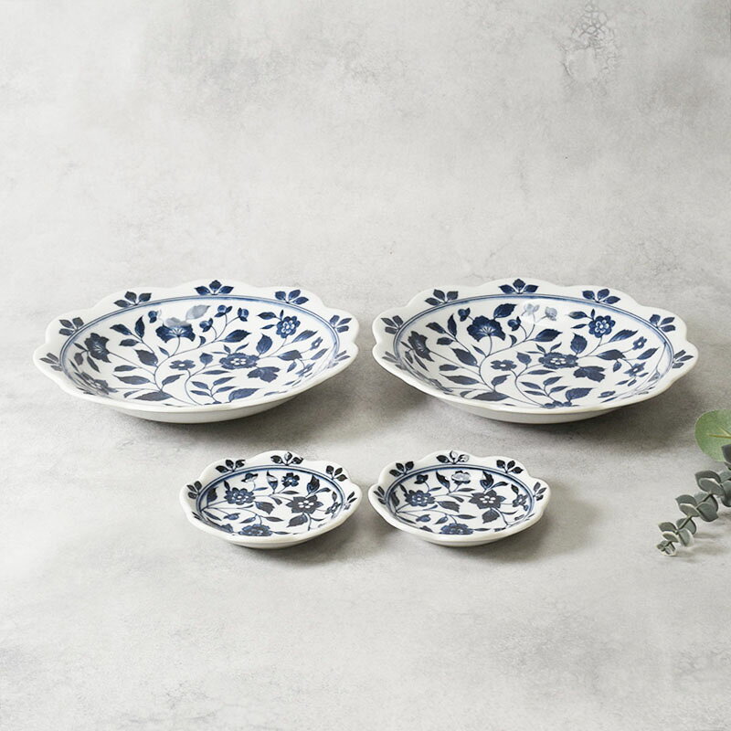商品説明 白地に濃い青で描かれた花模様、華やかさと落ち着きを兼ね備えた深皿＆小皿セットです。 和洋どちらのメニューにも自然になじみ、同シリーズの他サイズ・形状と揃えればテーブルに統一感が生まれます。 深皿はサラダを盛り付けたり、小皿は副菜皿やデザートプレートなど日常のさまざまなシーンで活躍。 花型のフォルムが料理を美しく引き立てます。 商品詳細 素材／磁器 質感／つややか 生産地／日本(美濃焼) 電子レンジ・食洗機可 オーブン・直火不可 ※サイズは全て外寸になります。 ※サイズ・重さなどは商品により誤差があります。 ご注意 ※ご注文前に商品の特性・当店の検品基準をご確認ください。 ※鉄粉（茶色い点・黒い点）やピンホール（小さな穴）、ボロ（小さな突起）が見られる場合がございます。 ※柄に濃淡が見られる場合がございます。 ※釉薬の垂れ・濃淡・剥げ・ムラ・溜まり等が見られる場合がございます。 ※色飛びが見られる場合がございます。 ※お客様のお使いのモニター設定、お部屋の照明等により実際の商品と色味が異なって見える場合がございます。 ※画像に含まれる小物は使用イメージのために使用しています。 ※不明な点がございましたら、お気軽にお問い合わせ下さい。 EAST table（イーストテーブル）の食器セット EAST table（イーストテーブル）（旧：テーブルウェア イースト）の食器セットは、岐阜県土岐市をはじめとする「美濃焼」の国産食器を中心にした安心安全な食器のセットです。 （各商品の産地は各商品詳細をご覧ください。） ・シンプルで使いやすい「白い食器」のセットは、モダン・スタイリッシュ・北欧風などバリエーション豊富 ・男性にもオススメの、モダンでクールな「黒い食器」のセット ・人気食器ばかりを集めた超お得福袋 ・食器にこだわりたい方に「和食器」のセット 他にも、「一人暮らし用」「夫婦用」「ファミリー用」など様々な家族構成に適した豊富な種類を取り揃えております。 お茶碗、お碗、丼、小皿、取り皿、カレー皿、サラダボウルや取り鉢、ランチプレート、箸置きなど必要な食器が一度に揃い、業界最安値基準のものばかり。 食器のプロがコーディネートした食器セットで、食器の組み合わせ方が分からない方でも安心。 また、一人暮らしを始める新生活食器、食器の衣替え、単身赴任のお父様、結婚のお祝いなど、様々なニーズにお応えします。