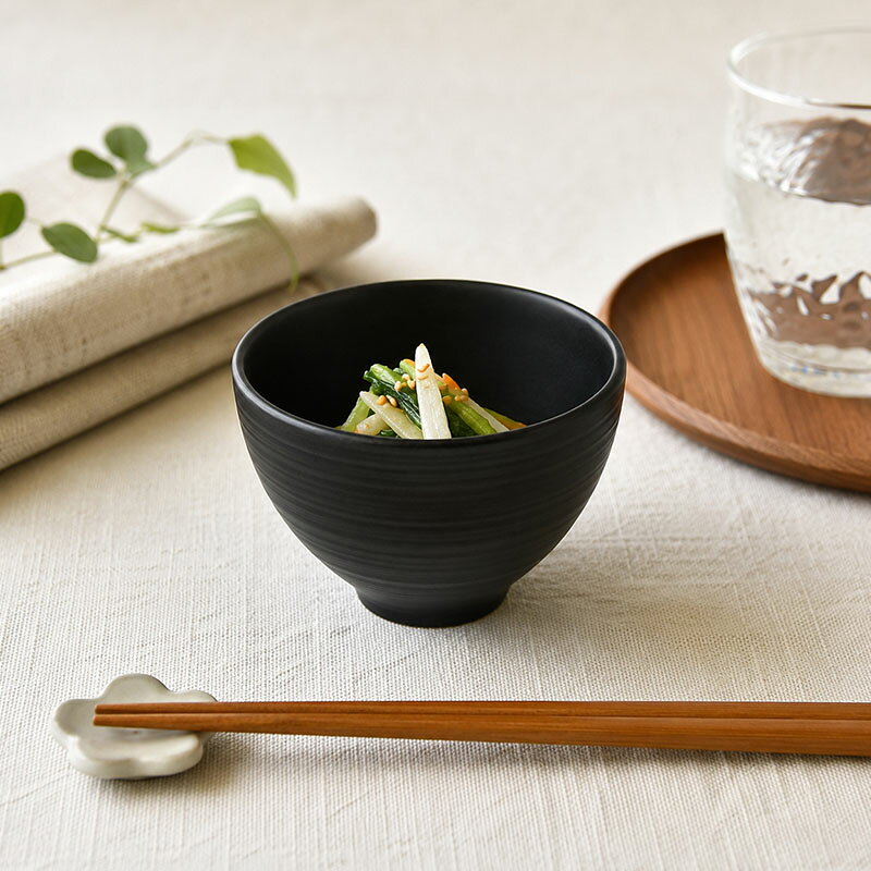 商品説明 深いブラックの色合いが食卓に落ち着いた雰囲気をもたらすトールボウル。 シンプルで洗練されたデザインはどんな食卓にも自然に溶け込み、和洋を問わず料理を引き立てます。 こちらはサラダボウルや前菜鉢にぴったり。深さがあるのでドレッシングや汁気のある料理の盛り付けも安心です 側面の細いラインがスタイリッシュなデザインで、日常の食卓にも特別な日のおもてなしにもぴったりのうつわです。 商品詳細 サイズ／口径8.5×高さ6cm 重さ／約113g 容量／約155cc(満水) 素材／磁器 質感／セミマット 生産地／日本(美濃焼) 電子レンジ・食洗機可 オーブン・直火不可 ※サイズは全て外寸になります。 ※サイズ・重さなどは商品により誤差があります。 ご注意 ※ご注文前に商品の特性・当店の検品基準をご確認ください。 ※お客様のお使いのモニター設定、お部屋の照明等により実際の商品と色味が異なって見える場合がございます。 ※画像に含まれる小物は使用イメージのために使用しています。 ※不明な点がございましたら、お気軽にお問い合わせ下さい。 EAST table（イーストテーブル）のカレー皿 大人も子供もみんな大好きなメニュー、カレーライス。子供の頃、毎日でもカレーを食べたいと思ったことはありませんか。そんな家庭の定番メニューのカレーも、今やご当地カレーから世界中の本格的なカレーまで手軽に気軽に楽しむことができます。 EAST table（イーストテーブル）（旧：テーブルウェア イースト）で販売中のカレー皿は、陶磁器の生産シェア日本一を誇る岐阜県土岐市をはじめとする「美濃焼」を中心に取り扱っています。 （各商品の産地は各商品詳細をご覧ください。） 全国各地に陶器の産地がありますが、美濃焼はバリエーション豊かな作風が特徴で、伝統的な織部や志野を始め今人気の波佐見焼きや北欧食器に負けないモダンなものまで製作しており、それらを卸問屋を通さず産地直送で格安で販売しています。 豊富な種類の色と形が魅力のカレー皿は、カレーだけでなくパスタ皿や盛り皿としても幅広い用途でお使いいただけます。 当店では、丸型・楕円型・リーフ型といった豊富な形、色もシンプルな白い食器から黒い食器・アメ色食器・古風な和柄から鮮やかな北欧風の色合いと様々なアイテムを取り揃えております。 白い食器は高級感のある仕上がりに、黒い食器はモダンでシックな仕上がりに、アメ色の食器はカフェ風のおしゃれな雰囲気に仕上がります。 和柄や北欧風のテイストもコーディネイトのアクセントに。一枚でも格好良く食卓を決めてくれます。 電子レンジ・食洗機も使用OKなので、毎日使いにも最適なところがうれしいポイント。 馴染みあるメニューだからこそ、うつわでマンネリ感を無くし新鮮な雰囲気で食卓を飾ってみてはいかがでしょう。