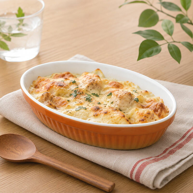 商品説明 ストライプ状の模様がおしゃれなグラタン皿。 温かみのあるオレンジは焼き料理との相性が良く、より美味しそうに引き立てます。 こちらはグラタンやドリアはもちろん、煮込みハンバーグなどの煮込み料理にもぴったり。 熱々のお料理を食卓に並べることができ、おもてなし料理にも活躍します。 商品詳細 サイズ／19.7×13.6×高さ4.5cm 重さ／約465g 容量／約510cc(満水) 素材／耐熱磁器 質感／つややか 生産地／日本(美濃焼) 電子レンジ・食洗機・オーブン可 直火不可 ※サイズは全て外寸になります。 ※サイズ・重さなどは商品により誤差があります。 ご注意 ※ご注文前に商品の特性・当店の検品基準をご確認ください。 ※色味に個体差が見られます。 ※鉄粉（茶色い点・黒い点）やピンホール（小さな穴）、ボロ（小さな突起）が見られる場合がございます。 ※釉薬の垂れ・濃淡・剥げ・ムラ・溜まり等が見られる場合がございます。 ※お客様のお使いのモニター設定、お部屋の照明等により実際の商品と色味が異なって見える場合がございます。 ※画像に含まれる小物は使用イメージのために使用しています。 ※不明な点がございましたら、お気軽にお問い合わせ下さい。 EAST table（イーストテーブル）のグラタン皿 EAST table（イーストテーブル）（旧：テーブルウェア イースト）ではおしゃれなデザインのグラタン皿を中心に全て日本製の美濃焼で取り揃えております。 ワンプレート料理に添える小さなサイズのものは、ココットやパン粉焼き・プリンやスフレなどにおすすめ。中くらいのサイズはお子様や女性用、またグラタンの他にも料理を楽しみたい時に使えます。グラタンメインで満足できる大きめサイズはグラタンやドリアメインの時に最適。形は丸型・長角型・正角型・フライパン型など多数展開しています。持ち手付きのものが多く熱々のグラタン皿をオーブンから取り出す際も持ちやすいので安心です。 また、便利な蓋付きタイプもあるので熱々で美味しさをそのまま食卓に運ぶこともできます。蓋があるだけで雰囲気も変わり、蓋を開ける楽しみにもなりますね。 グラタン皿はオーブン使用はもちろん直火OKのものもあり、グラタンやドリアだけでなくアヒージョやパン粉焼き・煮込みハンバーグやグリル料理など様々なお料理に使うことが可能です。 色はホワイトやブラック・ブラウンなどの基本カラーが人気で、シンプル・ナチュラル・モダン・北欧など様々なコーディデートをお楽しみいただけます。 その他カラフルなカラーもご用意しておりますので、お料理に合わせて気分に合わせてお使いいただけます。 オーブン料理は時間もかかって少し面倒かもと思いがちですが、今はトースターにも入るコンパクトなサイズも主流です。ちょっとした副菜代わりに、手軽に時間をかけずに作るオーブン料理をぜひオーブンウェアでお楽しみくださいね。 EAST table（イーストテーブル）のグラタン皿 EAST table（イーストテーブル）（旧：テーブルウェア イースト）ではおしゃれなデザインのグラタン皿を中心に全て日本製の美濃焼で取り揃えております。 ワンプレート料理に添える小さなサイズのものは、ココットやパン粉焼き・プリンやスフレなどにおすすめ。中くらいのサイズはお子様や女性用、またグラタンの他にも料理を楽しみたい時に使えます。グラタンメインで満足できる大きめサイズはグラタンやドリアメインの時に最適。形は丸型・長角型・正角型・フライパン型など多数展開しています。持ち手付きのものが多く熱々のグラタン皿をオーブンから取り出す際も持ちやすいので安心です。 また、便利な蓋付きタイプもあるので熱々で美味しさをそのまま食卓に運ぶこともできます。蓋があるだけで雰囲気も変わり、蓋を開ける楽しみにもなりますね。 グラタン皿はオーブン使用はもちろん直火OKのものもあり、グラタンやドリアだけでなくアヒージョやパン粉焼き・煮込みハンバーグやグリル料理など様々なお料理に使うことが可能です。 色はホワイトやブラック・ブラウンなどの基本カラーが人気で、シンプル・ナチュラル・モダン・北欧など様々なコーディデートをお楽しみいただけます。 その他カラフルなカラーもご用意しておりますので、お料理に合わせて気分に合わせてお使いいただけます。 オーブン料理は時間もかかって少し面倒かもと思いがちですが、今はトースターにも入るコンパクトなサイズも主流です。ちょっとした副菜代わりに、手軽に時間をかけずに作るオーブン料理をぜひオーブンウェアでお楽しみくださいね。