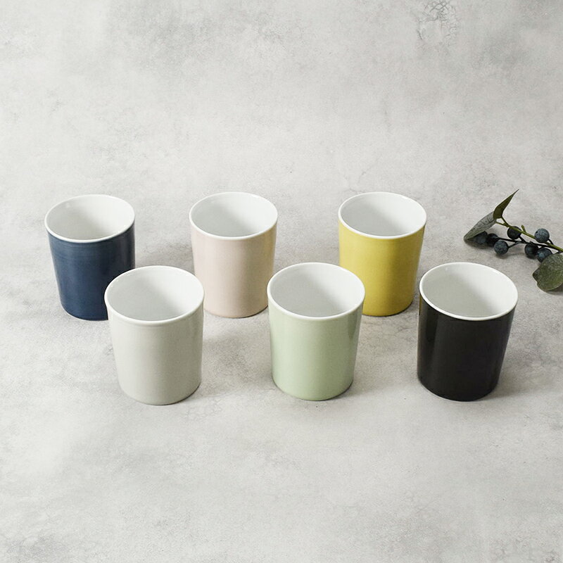 商品説明 KEEPOT ハイカップは、波佐見焼の伝統とモダンなデザインを融合した二重構造カップ。 保温・保冷性に優れ、ギフトにも最適です。 魔法瓶の仕組みを応用した二重（中空）構造の器で、保温性、保冷性に優れ、冷たいものは結露しにくい便利なカップです。 二重構造なので外側に熱が伝わりにくく、安心してお使いいただけます。 コーヒーや紅茶、ジュースはもちろんカクテルやウイスキーなどのアルコールにもぴったりなサイズです。 商品詳細 サイズ／口径8×高さ9.3cm 重さ／約213g 容量／約240cc(満水) 箱入りのサイズ／8.5x8.5x10.2cm 素材／磁器 質感／つややか 生産地／日本(波佐見焼) 電子レンジ・食洗機可 オーブン・直火不可 ※サイズは全て外寸になります。 ※サイズ・重さなどは商品により誤差があります。 ご注意 ※ご注文前に商品の特性・当店の検品基準をご確認ください。 ※ピンホール（小さな穴）、ボロ（小さな突起）が見られる場合がございます。 ※釉薬の垂れや溜まりやムラが見られる場合がございます。 ※裏印のズレ・かすれが見られる場合がございます。 ※電子レンジ対応可能ですが、温めすぎにはご注意ください。外側まで熱が伝わりにくいので、火傷には十分注意してください。 ※軽量化を図る為に薄い造りになっていますので、強い衝撃で破損する恐れがございます。ご注意ください。 ※お客様のお使いのモニター設定、お部屋の照明等により実際の商品と色味が異なって見える場合がございます。 ※画像に含まれる小物は使用イメージのために使用しています。 ※不明な点がございましたら、お気軽にお問い合わせ下さい。 EAST table（イーストテーブル）の和食器 和食器というと、瀬戸物、焼き物、陶器という総称で一般的に呼ばれています。 EAST table（イーストテーブル）（旧：テーブルウェア イースト）で販売中の和食器は、陶磁器の生産シェア日本一を誇る、岐阜県土岐市をはじめとする「美濃焼」を中心に取り扱っています。 （各商品の産地は各商品詳細をご覧ください。） 全国各地に陶器の産地がありますが、美濃焼きはバリエーション豊かな作風が特徴で、伝統的な織部や志野を始め、今人気の波佐見焼きや北欧食器に負けないモダンなものまで製作しており、それらを卸問屋を通さず産地直送で格安で販売しています。 そして和食器は豊富なサイズ、形、模様が魅力。 そして、和食だけでなく洋食中華とお料理を問わず使える懐の深い器。 当店では、大皿・中皿・小皿・取り皿・カレー皿・グラタン皿、大鉢、中鉢、小鉢、お茶碗、湯呑、茶碗蒸し、箸、箸置き、急須、丼、蕎麦猪口など豊富なアイテムを取り揃えております。 陶磁器製のコップ・フリーカップは、和食器の中でも特に人気の高いアイテムです。お茶やコーヒー、紅茶はもちろん、ビールや焼酎、ワイン、ソフトドリンクにも幅広く対応できる万能な器として、多くのお客様に選ばれています。 【形】 日常使いには、ストレート型や丸みのある筒型が主流。持ちやすく飲みやすいデザインが特徴です。 来客用やギフトには、フレア型や高台付きのデザインも人気。見た目の華やかさも加わり、特別なシーンにおすすめです。 【サイズ】 一般的には200ml〜300ml程度が使いやすいサイズ。コーヒーや紅茶用には200ml前後、ビールや焼酎用には300ml以上の大きめサイズが選ばれています。 夫婦ペアのフリーカップは、女性用がやや小ぶり、男性用が少し大きめに作られているものが多く、贈り物にも最適です。 【素材】 陶器製のフリーカップは口当たりがやさしく、温かみのある質感でお茶やコーヒーにおすすめ。磁器製は軽量で丈夫、電子レンジ・食洗機対応のものも多く、毎日の食卓に便利です。 【柄】 美濃焼ならではの織部や志野、粉引などの伝統柄から、北欧風のモダンデザイン、シンプルな無地、ストライプや水玉などカジュアルなデザインまで豊富。 夫婦茶碗や湯呑みとお揃いで揃えられる柄もあり、ペアセットは結婚祝いや新築祝いのギフトとしても人気です。 陶磁器製のコップ・フリーカップで、毎日の飲み物をより美味しく、おしゃれに楽しんでみませんか。