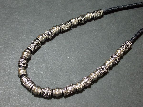 チョーカー レディースアクセサリー アクセサリー ファッション 編ひも メタル チューブパーツ 男女関わらず 百合の紋章 アクセ アクセサリ レディース 女性 女性用 チョーカーネックレス 首飾り 装飾 百合 男女 ネックレス ユリ ユニセックス ペンダント 編み紐