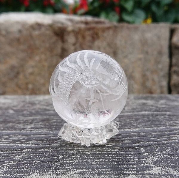 樂天商城 - オブジェ 置き物 インテリア雑貨 家具 インテリア 天然水晶 龍彫り 丸玉 40mm 龍が巻き付くよう 手彫り 彫刻全て手作業 一つとして同じものなし