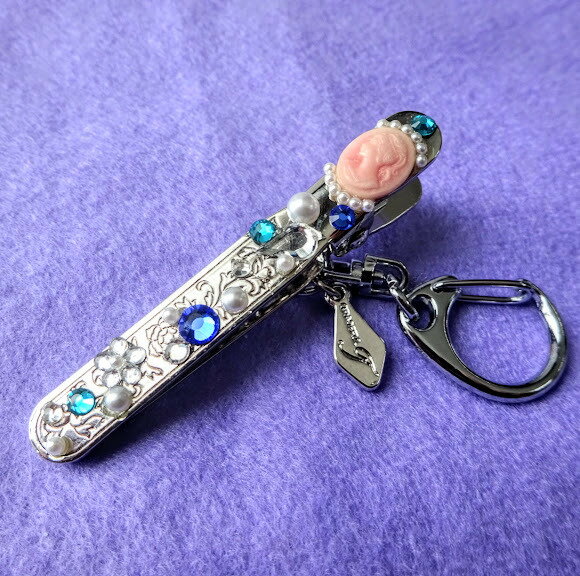 バック キーホルダー 綺麗 華やか バッグ(サイズ:6.0×0.8cm 素材:真鍮ロジウムメッキ仕上げ、アクリルパール、スワロフスキークリスタル)