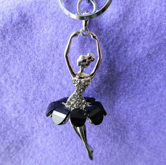 【全3色】キーホルダー バレリーナ チャーム 綺麗 華やか(素材・・・サイズ:7.0×2.5cm素材:スワロフスキークリスタル、真鍮ロジウムメッキ仕上げ) プレ...