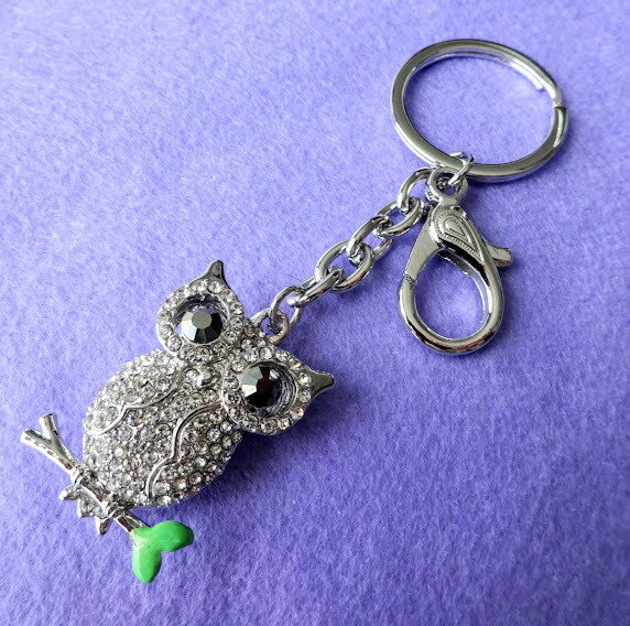 キーホルダー ふくろう チャーム スワロフスキー 綺麗 華やか（素材・・・真鍮ロジウム、スワロフスキークリスタル サイズ・・・フクロウ　縦3.8cm　横2.6cm　全体の長さ　約11cm） プレゼント ギフトのサムネイル