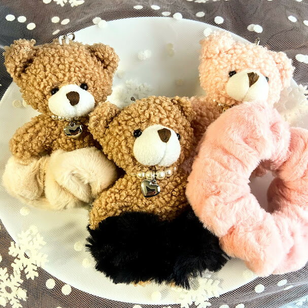 【シュシュ付き/送料無料/ブラック/ピンク/ベージュの3色】シュシュ キーホルダー くま チャーム テディベア 可愛い おしゃれ 綺麗 華やか プレゼント ギフ...
