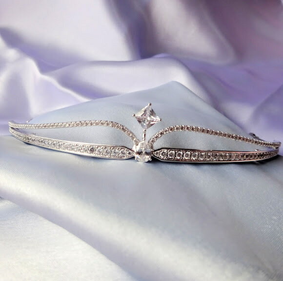 激安アウトレット高評価 上品 ティアラ 結婚式 卒業式 華やか アクセサリー キュービック レディース 二次会 普段使い アクセサリーティーグレース神戸 アクセサリー 女性 キラキラ かわいい 王冠 パーティー 二次会 王冠 華やか ティアラ プレゼント 入学式 大人