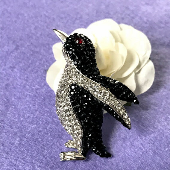 【送料無料】ペンギン ブローチ おしゃれ スワロフスキー 動物 かわいい 人気 上品 アクセサリー プレゼント ギフト 結婚式 メンズ レディース 華やか ウエディング パーティー キラキラ 普段使いのサムネイル