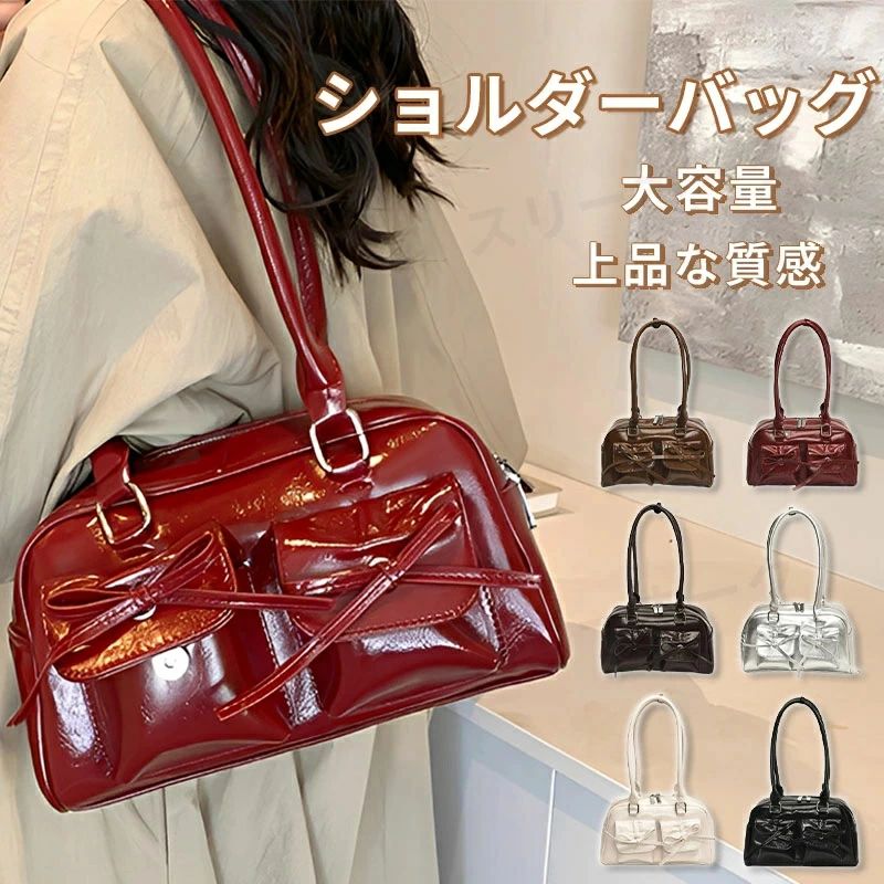 メーカー希望小売価格はメーカーサイトに基づいて掲載しています 商品説明 商品仕様 可愛らしさとエレガンスを両立させています 横長シルエットがトレンドライクなデザイン！2つのポケットに細リボンがアクセントのショルダーバッグ。 前面にある2つのポケットにギャザーとリボンが施されており、可愛らしさとエレガンスを両立させています。このディテールが、シンプルになりがちなデザインに女性らしいアクセントを加えます。 長めのハンドルで肩掛けしやすい設計。控えめな艶のレザー調が上品さをプラス☆レザー風の素材が、高級感を感じさせます。 カジュアルきれいめ通勤通学まで幅広いコーデに活躍します♪コートやジャケット、制服、ワンピースなど様々なスタイルに合わせやすく、普段使いから特別なイベントまで、幅広いシーンで利用できます。 素材:PUレザー サイズ: 縦17×横26×厚さ12 (cm) 肩ひも高さ27(cm)。重さ約0.62kg