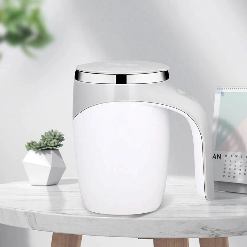 【自動磁気攪拌コーヒーマグ】スプーンは必要ありません。お気に入りのパウダー(コーヒー、ココアパウダー、ホットチョコレート、ミルク、プロテインシェイク、レモネード、スープなど)を加えるだけです。 カップに押し付け、ボタンを押してパウダーと液体を均等に混ぜます。自宅、オフィス、ジム、学校などで、みんなが心ゆくまでドリンクを楽しむことができます。 (注:液体や粉末飲料の攪拌にのみ使用でき、粘性の高い液体や塊状の大きな粒子を混ぜることはできません。 【操作が簡単】磁気マグの自動攪拌ボタンを押すと、底部の攪拌棒が回転し、溶質粒子と溶剤粒子を均等に混合します。 水しぶきなしでかき混ぜます。もう一度押すとかき混ぜるのをやめます。 分離可能な磁気攪拌棒、耐腐食性、お手入れ簡単、テスト済み、カップの底に強く吸着し、飲み込むのを防ぎます。 【材質&お手入れ簡単】自動ミキシングカップの内側のライナーは食品グレードの304ステンレススチール製で、外側のシェルは食品グレードのプラスチック製です。 カップ本体の2層構造は、熱湯をカップに注いだときに手を火傷しません。 お手入れも簡単です。 水道水を使ってお手入れしてください。 (注意:手洗いのみ、食器洗い機や電子レンジは使用できません) ◇ 配送方法について ◇ ※ 発送後のキャンセル・送付先の変更はできません。 ※ 届かない場合や、転居による紛失に関しての補償は一切ありません。 ご注文前に、送付先に誤りがないか、部屋番号抜け等がないかを必ずご確認ください。 ※ 長期不在・表札がない・表札や郵便受けに書かれたお名前がご注文者のお名前と異なる場合、 お届けができず自動的に返送となる場合がございます。 返送された場合、返送・再配達にかかる送料はお客様負担となります。ご了承ください。 ◇ 注意事項 ◇ ※ ご利用のモニターによって、実物とすこし異なる色に表示される場合がございます。 ※ 全商品、北海道・沖縄・離島は別途 送料が掛かります。 ※ ラッピング対応しておりませんので、ご了承ください。 ※輸入品の為予告なくパッケージや仕様が多少変更される場合があります。 ご了承ください。