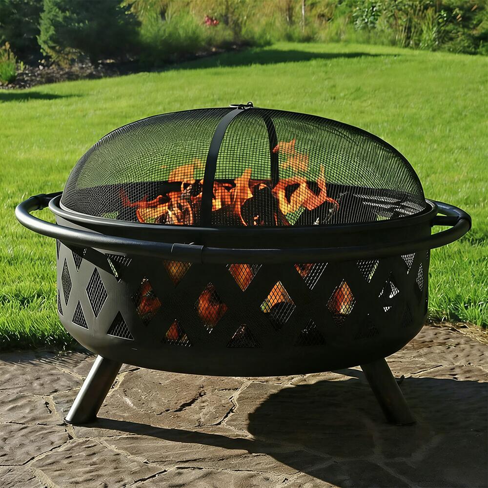 ファイヤーピット 蓋付き焚き火台 大型バーベキュー コンロ 耐熱性 焼肉 テーブル バーベキュー コンロ かまど BBQ グリル キャンプ 家庭用 屋外 大人数用炊き火台囲炉裏 ファイヤーピット 囲炉裏テーブル 焚き火台 大型 焚き火テーブル5商品情報大規模な集まりに最適このアウトドアファイアピットは、6～8人の親しい友人や家族が庭やテラスで快適に焚火を囲むのにぴったりです。ファイアピットの直径は67cm、高さは41cmです。耐久性に優れた防錆設計この重厚なファイアピットは、耐久性のある24ゲージ（0.6mm）の鋼材で作られ、黒い耐高温塗装が施されています。長持ちし、防錆効果があります。外周のデザインにより、移動が簡単で、装飾的な十字編みのパターンは、どんなアウトドアのデコレーションにもぴったりです。空気循環の改善と安全性この庭用ファイアピットには、金属製の火花防護カバーと網目状のデザインが施されており、火花の飛び散りを防ぎます。また、耐候性のある円形カバーと火かき棒が付属しており、燃える木を安全にかき混ぜることができます。外周のデザインは、全員が火から安全な距離を保てるようになっています。ファイアピットには木材用の燃焼格子と通気孔があり、空気の循環を改善し、より安定した火力、長時間の燃焼、少ない煙、高い熱効率を実現します。簡単な組み立てとメンテナンスこのファイアピットは簡単に組み立てられ、すぐに使用できます。3本の脚と外周を取り付けるだけで、庭やキャンプ地で温かく快適な雰囲気を作り出します。アウトドア愛好家と集まりの達人に最適家族や友人を招くのが好きな方、週末にキャンプを楽しむ方にぴったりです。このファイアピットは、バックヤードの装飾やアウトドアライフスタイル、温かな焚火スペースに興味がある方のためにデザインされています。寒い夜でも、近くに行かずに手を温めることができるため、アウトドアパーティーや自然愛好者、焚火の周りでリラックスするのが好きな方に最適です。ファイヤーピット 蓋付き焚き火台 大型バーベキュー コンロ 耐熱性 焼肉 テーブル バーベキュー コンロ かまど BBQ グリル キャンプ 家庭用 屋外 大人数用炊き火台囲炉裏 ファイヤーピット 囲炉裏テーブル 焚き火台 大型 焚き火テーブル5商品情報大規模な集まりに最適このアウトドアファイアピットは、6～8人の親しい友人や家族が庭やテラスで快適に焚火を囲むのにぴったりです。ファイアピットの直径は67cm、高さは41cmです。耐久性に優れた防錆設計この重厚なファイアピットは、耐久性のある24ゲージ（0.6mm）の鋼材で作られ、黒い耐高温塗装が施されています。長持ちし、防錆効果があります。外周のデザインにより、移動が簡単で、装飾的な十字編みのパターンは、どんなアウトドアのデコレーションにもぴったりです。空気循環の改善と安全性この庭用ファイアピットには、金属製の火花防護カバーと網目状のデザインが施されており、火花の飛び散りを防ぎます。また、耐候性のある円形カバーと火かき棒が付属しており、燃える木を安全にかき混ぜることができます。外周のデザインは、全員が火から安全な距離を保てるようになっています。ファイアピットには木材用の燃焼格子と通気孔があり、空気の循環を改善し、より安定した火力、長時間の燃焼、少ない煙、高い熱効率を実現します。簡単な組み立てとメンテナンスこのファイアピットは簡単に組み立てられ、すぐに使用できます。3本の脚と外周を取り付けるだけで、庭やキャンプ地で温かく快適な雰囲気を作り出します。アウトドア愛好家と集まりの達人に最適家族や友人を招くのが好きな方、週末にキャンプを楽しむ方にぴったりです。このファイアピットは、バックヤードの装飾やアウトドアライフスタイル、温かな焚火スペースに興味がある方のためにデザインされています。寒い夜でも、近くに行かずに手を温めることができるため、アウトドアパーティーや自然愛好者、焚火の周りでリラックスするのが好きな方に最適です。