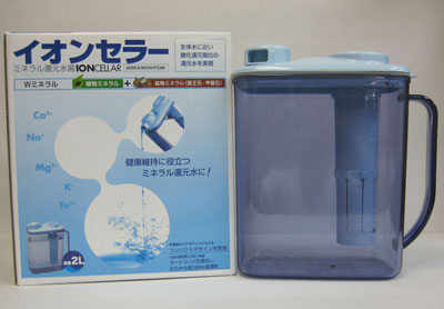 ご確認ください 沖縄県は陸送便となります。ご到着まで7日〜10日かかります。 メーカー 桜井株式会社 品　番 IC2000 規　格 213mm×197mm×95mm　日本製 単　位 1台 最大容量 2L 商品の説明 イオンセラーについて 水道水をろ過するだけで、ミネラル還元水を作るイオンセラー 毎日飲む水に「おいしい」と「カラダにいい」をプラス！ イオンセラーは、水道水に含まれている塩素を除去し、酸化された水を 還元。生命水に近い状態にすることで、皆様の健康維持に役立つ還元水を造ります。 電源を使わずにミネラル還元水ができます。 ペットボトルのゴミも削減、環境にも貢献できます。 市販のミネラルウォーターと比べて経済的です。