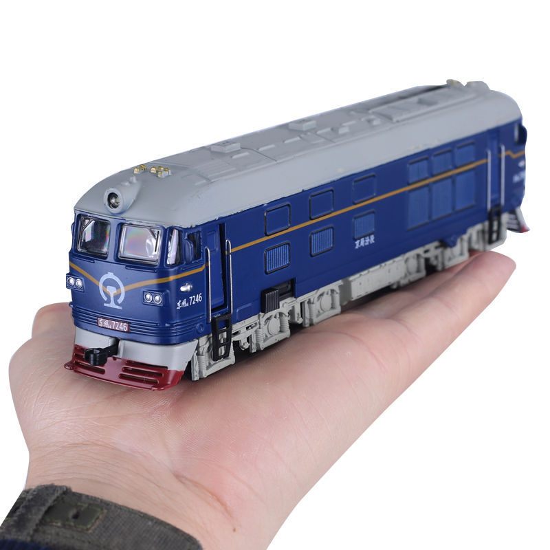 東京豊屋の中国　ディーゼル機関車　東風4B型　合金模型　長さ19cm　幅3．5cm　高さ5．5cm｜アングル2
