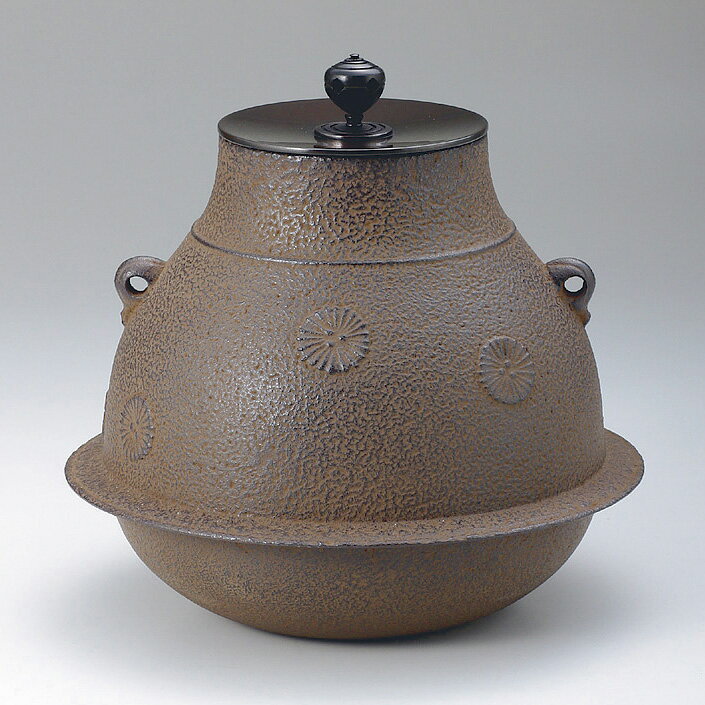 【受注生産】 【茶道具 / 風炉】 菊地政光作 / 風炉釜 鶴首釜 唐松地紋 (淡々斎好写)