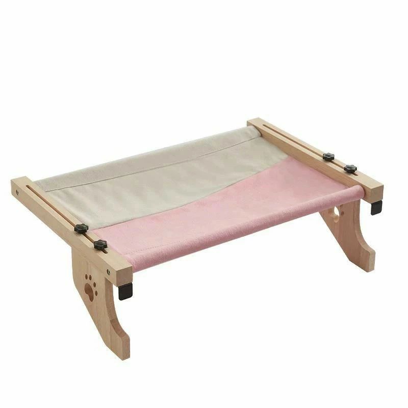 「猫ハンモックの仕様」 サイズ ：全体：54*38*17.5cm　材質：ポリエステル天然木金属　 耐荷重：20kg　適応場所：窓、椅子、ケージ内、キャビネット、床　季節：四季 対象となるペット：小中型犬、猫など 最大耐荷重は20kgと、大きめサイズの猫もゆったりくつろげます。お買い求めいただいた商品に初期不良等瑕疵があった場合、交換もしくは返品対応いたします。 「ハンモックデザインで快適ペットベッド」自立式ハンモックベッドに変身可能でペットの体重で少し沈み、ネコちゃん大好きな包み込む感覚を与え、寝心地抜群。また、床から離れているので夏は涼しく、冬は暖かく過ごせます。菌が増殖しやすい床との接触を減り、皮膚の病の可能性も減ります。 「休憩もちろん猫ちゃんのストレス解消」猫ちゃんに美しい風景を提供する窓際ベッドです。視覚刺激と上下運動で猫ちゃんのストレス解消や運動不足解消に役立ち、高いところが好きな猫ちゃんが優雅な休憩タイムを過ごせます。天然木のフレームでより高い安定性が実現でき、猫が下から勢いよく飛び乗っても大丈夫です。 「耐久性の高い清潔に保ちやすい素材」厚地で耐久性が高いズック素材を採用、濡れてもすぐに乾くという性質があるためカビなどの雑菌が繁殖しにくく、通年で使えて暑い季節にもピッタリします。マットを取り外しされた状態で水洗い可能でいつでも清潔な状態を保てます。 「簡単に設置できるから省スペースハンモック」窓ガラスを傷つけないように窓台もちろん、椅子の上、ケージ内、キャビネットなどの安定した場所であれば、どこにでも引っ掛けられます。4脚すべて取り付ければ、自立式ペットベッドとしても使えますが床に設置可能です。