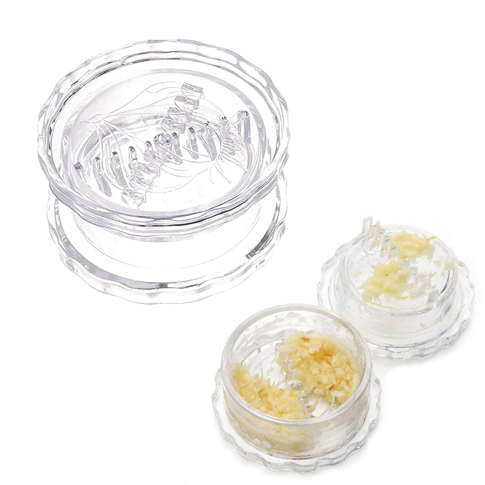 材質:プラスチック 色:透明 商品のお手入れ方法:手洗いのみ ブレードの長さ:1.61 インチ 梱包サイズ:?9.1 x 9.1 x 5 cm 素材:?プラスチック 色:?透明 梱包重量:?0.03 キログラム 電池使用:?いいえ お手入れ:?手洗いのみ ? 【コンパクトでポータブル】歯は両方向に斜め、より効率的な切断を可能にします。大きな内部チャンバーは、従来のニンニクツールよりも多くのニンニクやその他の材料を収容できます。 ? 【高品質素材】高品質のプラスチック素材で作られた回転式ガーリックプレスは、長期間の使用に耐えるため、耐久性があります。キッチンでの日常的な使用に最適です。 ? 【コンパクトでポータブル】余分なスペースがなく、寸法は7.8x4.1cmです、便利に収納できる手のひらサイズのデザイン。 大型の工具に比べて便利で省力化でき、保管の問題も心配する必要がありません。 ? 【幅広い用途】ニンニクだけでなく、生姜、ハーブ、ナッツなど様々な素材にも簡単に対応できます。 キッチンの混乱を避け、転がったり剥がれたりすることなく簡単に作業できます。 ? 【使いやすい】にんにくプレスは、バンプ付きの滑り止め設計で、より効率的な切断のために強化されたミンチ歯が両方向に面取りされています。容器の皮をむいたにんにくを数回転させると、簡単につぶれます。操作便利 にんにくをはがしてはがした後、にんにくのツイストボックスに入れます（注：4〜5個入れすぎないでください）野菜、キャベツ、ニンジン、玉ねぎ、たまねぎ、ニンニク等様々な食材を素早くカットしてみじんきりにし。 革新的なデザイン ユニークな双方向斜めデザインにより、ニンニクやその他の食材をより効率的にカットします。 内部チャンバーは大容量で、従来のツールよりも実用的です。 省力 手の力だけで押し出すことができる-流線型のデザインは人間工学的なレバレッジ作用を提供し、ニンニクのみじん切りを楽で効率になります。 製品仕様 材質: プラスチック 色: 透明 サイズ: 7.8x4.1cm 重量: 40g 数量: 1個 お手入れが簡単 頑丈なプラスチックは耐久性が高く、食器洗い機で洗えます。部品も簡単に分解できるので、シンクで簡単に手洗いできます。