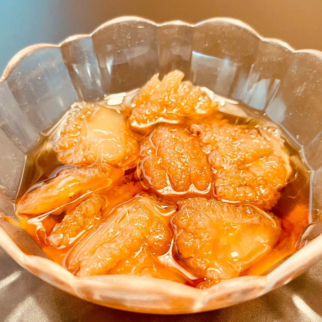 関連商品はこちら —————————————— ≫人気のチェーン店グルメ一覧 ≫お取り寄せグルメ一覧 —————————————— 話題な商品です。独特のバリバリ音は体の芯に響きます。解凍してそのままお召し上がりください。ごま油を垂らせば中華クラゲに!塩抜き不要!ポン酢漬けなのですぐに食べられます! ■調理方法:解凍・電子レンジ ■内容量・重量:125g×3 ■原材:塩蔵くらげ(キャノンボールくらげ(メキシコ産)、味付けポン酢(しょうゆ、果糖ぶどう糖液糖、かんきつ果汁、醸造酢、食塩)、還元水飴、食塩/トレハロース、調味料(アミノ酸等)、酢酸Na、酸味料、香料、グリシン、ミョウバン、(一部に小麦・大豆を含む) ■取扱方法/保存状態:冷凍 ■賞味期限:出荷時90日以上 ■備考: ■アレルギー・特定原材料:小麦・大豆バリバリくらげ頭 125g×3袋