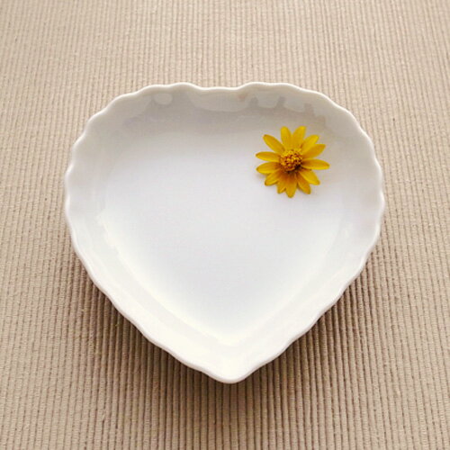 【楽天市場】ハート 小皿(アウトレット含む)皿 おしゃれ かわいい 日本製 磁器 食器 白 白い食器 白磁 陶絵付け シンプル：テーブルウェア