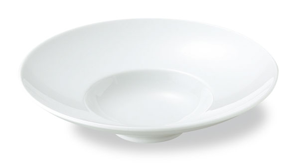 リム(段)のあるスープ皿は、料理が引きしまってみえます。 パスタ料理にも最適！ 直径26.2×高さ6.5cm くぼみ直径12.5cm×くぼみの深さ2.5cm 電子レンジOK 食器洗浄機OK 材質/磁器 日本製