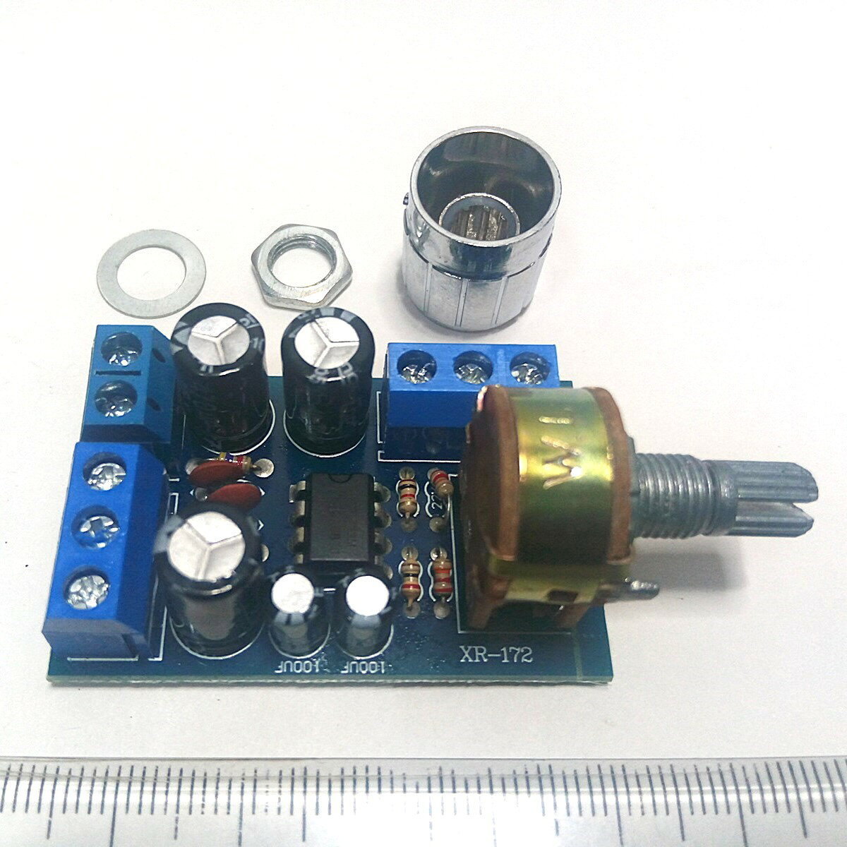 電圧：DC 1.8〜12V 出力電力：0.1〜5W、4〜32Ω、ステレオ2チャンネル 基板サイズ：44 x 30 mm 端子台はドライバーで配線接続できます。 別途下記の「伝振動スピーカー」にはUSBの5vでもよい、最大音量にはもう少しあってもよいです。詳細下方↓ ●アンプ音質 　D級オーディオアンプで、昔の高級アナログよりも高音質なデジタルアンプです。 　通常使用で熱くなりません。電源のノイズにある程度は影響受けます。乾電池式USB電源はノイズ多いものが有ります。 ●熱収縮チューブ付き 画像3：チューブを入れただけの状態。熱ドライヤーなどで収縮します。端子部分などを切って利用ください。 ■アンプとは■　図参照 ヘッドホンよりも大きなスピーカーを鳴らす為のもの、大きな電力(w)の音声信号にします。 スピーカーとは2本くっついてる平行電線（+と-）でつなぎます。通常コネクタは無し。それは通常アンプにショート保護機能（+と-の）が有り、接触してしまっても音出ないだけで済む為。でも電力消耗したりなのですぐに接触しないように（テープなどでも）するべきです。 アンプとスピーカーの電力大きさは、スピーカーが大きすぎると音小さく、アンプが大きいと音大き過ぎてスピーカーコーンを大きすぎる動きとなり音が割れ（ビビビッ）、すぐに停止しないと破損し、発熱する場合もあります。家庭ステレオなどの大きなアンプ10W以上は要注意です。ヘッドホンアンプにアンプを繋ぐのは危険です。 伝振動スピーカー（下記詳細）は小型でも3Wあるので、本アンプが要ります。それでも大きな音が出せます。 別途の　伝振動スピーカー ←貼り付けたら大音量！！！　動画音を是非お聞きください　♪♪♪ 1、貼替かんたん！　 付替え・持ち運び利用便利、天井にも、移動車にも。 2、超小型大音量♪ 　 もはやスピーカーボックス場所は不要！省スペース高効率省エネ！スマート近未来品 3、スマホからも大音量！ 　 USBから音信号と電源、USBオーディオアンプ スマホやタブレットには、OTGコネクタ 普通は、ステレオプラグ用　 Bluetooth用 リモコン付　1、貼替かんたん！　 　　　付替え・持ち運び利用便利、天井にも、移動車にも。 2、超小型大音量♪ 　　　　　もはやスピーカーボックス場所は不要！省スペース高効率省エネ！スマート近未来品 3、スマホからも大音量！ 　　　充電不要のUSBオーディオアンプ OTGコネクタ　別途対応！