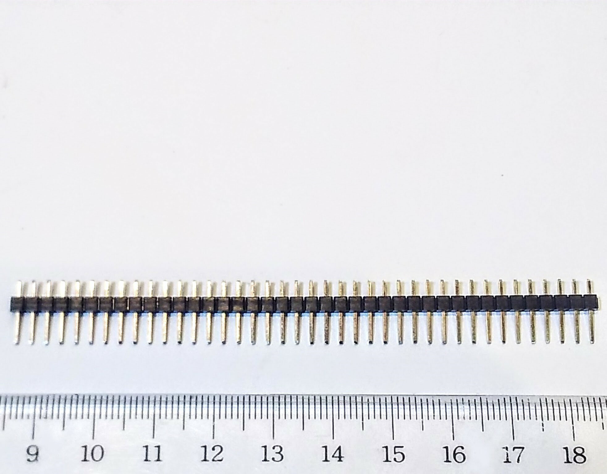 ピンヘッダー　ピッチ2.54mm　ピン40本　少ない物にする為に、手で折り裂いて使えます。