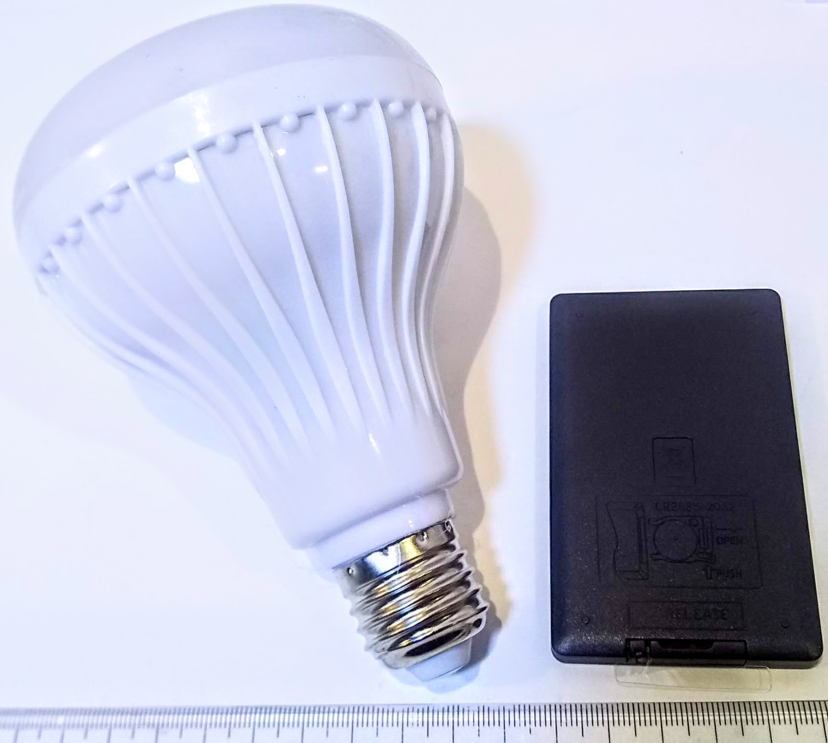 LED電球 E27/E26口金 スマート電球で音楽をスピーカー付 12W Bluetooth リモコン付 カラフル調光可能 省エネ環境にやさしいスマートホーム tafuon-10000367 TafuOn楽天市場店 サンプル画像2