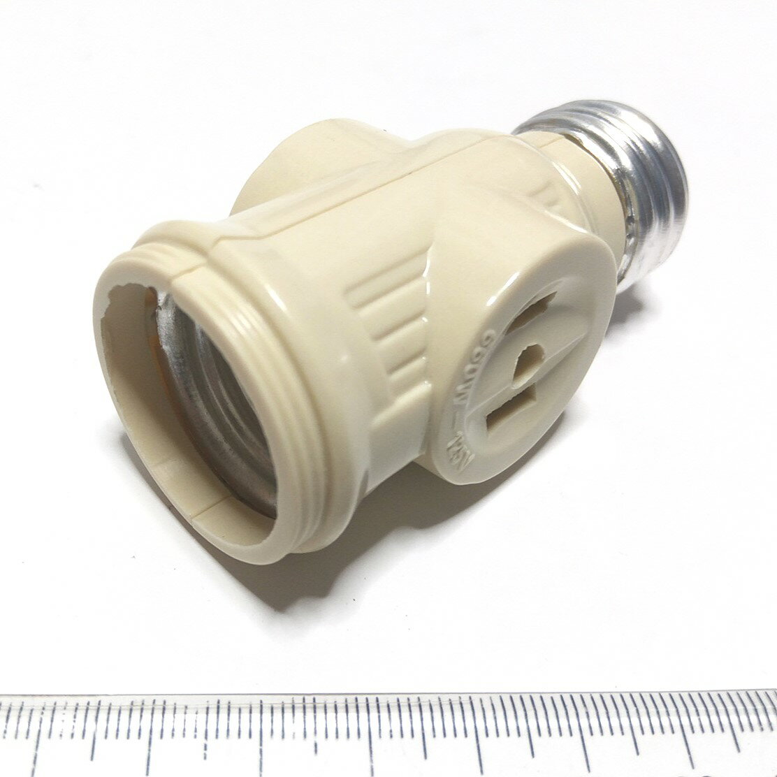 現在ベージュ色のみ 電球ソケットにコンセント2口追加(黒は3pinとEU仕様付) E27口金　E26とE27の違いはわずかで使えます。厳密には規格寸法が違います。奥に接点のバネ板がありますのでそこで吸収されます。締め付け後に動作確認ください。 60Wまで注意。 △！警告　感電や火災の原因となります。　　 ・定格容量以下でご使用ください。 ・取付は回してしっかりと締めつけてください。 ・取り替え前は、必ず電源を切ってください。 ・水のかかるところでは使用しないでください。 定格電圧: 125V 評価対象: 6.6A 加熱温度: 120℃ 別品下記↓の伝振動スピーカーステレオプラグアンプを天井につけるのにも良いものです。　　 別途の　伝振動スピーカー ←貼り付けたら大音量！！！ 　動画音を是非お聞きください　♪♪♪ 1、貼替かんたん！　 付替え・持ち運び利用便利、天井にも、移動車にも。 2、超小型大音量♪ 　 もはやスピーカーボックス場所は不要！省スペース高効率省エネ！スマート近未来品 3、スマホからも大音量！ 　 USBから音信号と電源、USBオーディオアンプ スマホやタブレットには、OTGコネクタ 普通は、ステレオプラグ用　 Bluetooth用 リモコン付　1、貼替かんたん！　 　　付替え・持ち運び利用便利、天井にも、移動車にも。 2、超小型大音量♪ 　　　　もはやスピーカーボックス場所は不要！省スペース高効率省エネ！近未来品 Φ3.5mmステレオプラグアンプ 3、スマホからも大音量！ 　　USBから音信号と電源のUSBオーディオアンプ　 スマホやタブレットには OTGコネクタ　別途対応！