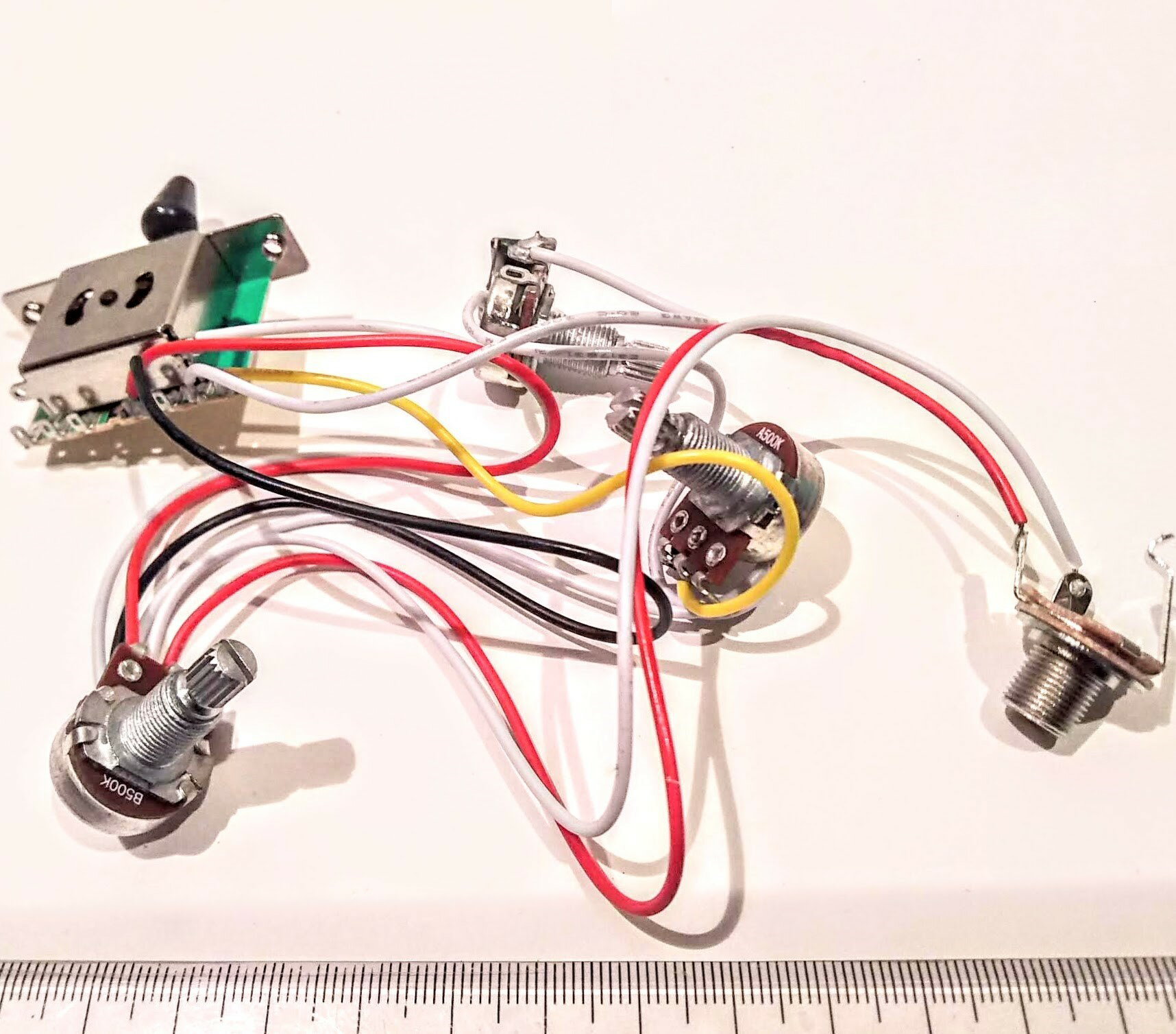 利便性： はんだ付けや配線に費やす必要はありません サウンドカスタマイズのための1ボリューム、2トーン、5ウェイ切替レバースイッチを備えた配線済みワイヤリングハーネスが含まれています。 A500k 2個と B500k 1個、15mm切替レバー、および 0.047 コンデンサー 多彩な互換性：これらのエレキギター用コントロールノブはほとんどのモデルと互換性があり ⇒別途各部品多数販売中 　[　☆　お気に入り　]　の登録お願いします→→→ 　　ついでに　[　☆　ショップもお気に入りに　] 別途の　伝振動スピーカー ←貼り付けたら大音量！！！　動画音を是非お聞きください　♪♪♪ 1、貼替かんたん！　 付替え・持ち運び利用便利、天井にも、移動車にも。 2、超小型大音量♪ 　 もはやスピーカーボックス場所は不要！省スペース高効率省エネ！スマート近未来品 3、スマホからも大音量！ 　 USBから音信号と電源、USBオーディオアンプ スマホやタブレットには、OTGコネクタ 普通は、ステレオプラグ用　 Bluetooth用 リモコン付　1、貼替かんたん！　 　　付替え・持ち運び利用便利、天井にも、移動車にも。　　　　　　↓↓↓下方動画↓↓↓ 2、超小型大音量♪ 　　　　もはやスピーカーボックス場所は不要！省スペース高効率省エネ！近未来品 Φ3.5mmステレオプラグアンプ 3、スマホからも大音量！ 　　USBから音信号と電源のUSBオーディオアンプ　 スマホやタブレットには OTGコネクタ　別途対応！
